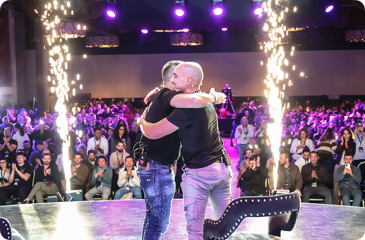 Adrián Lucena en el escenario del evento